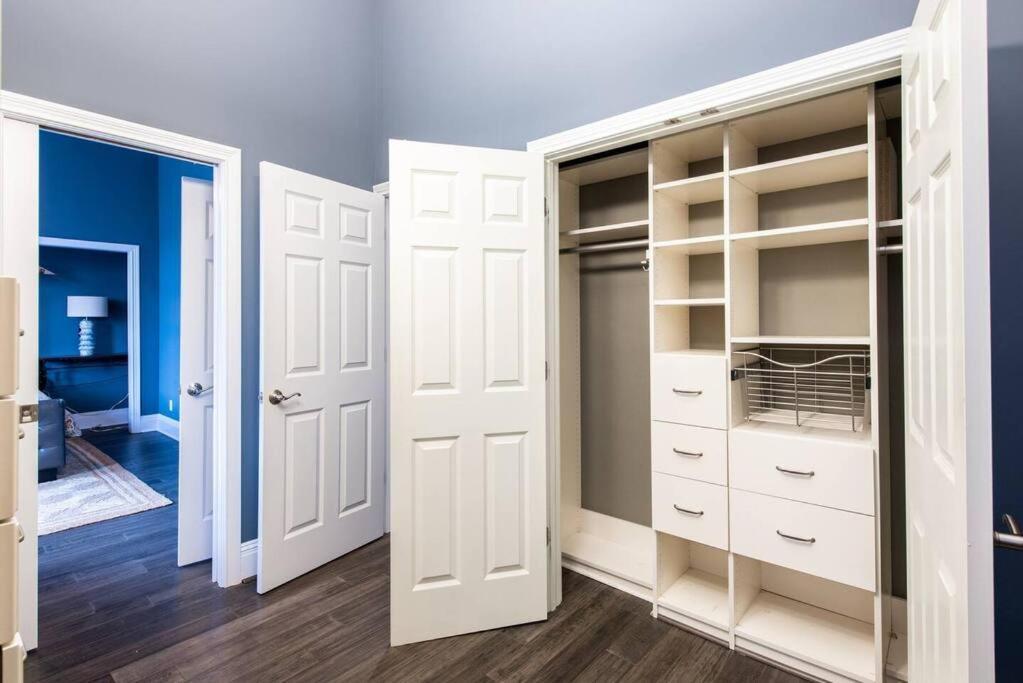 Apartment Downtown Sophistication/ Two Bedroom / Two Bath *