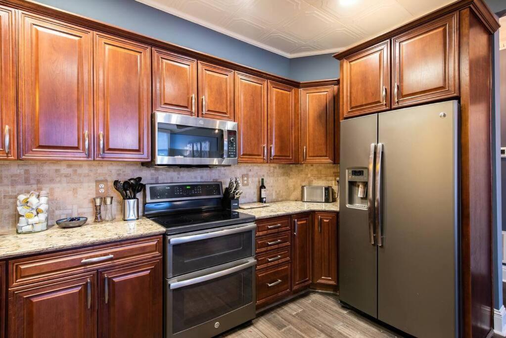 Downtown Sophistication/ Two Bedroom / Two Bath