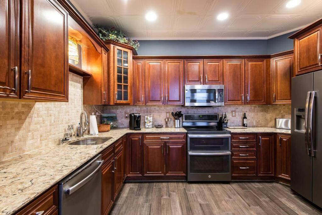 Downtown Sophistication/ Two Bedroom / Two Bath * Louisville